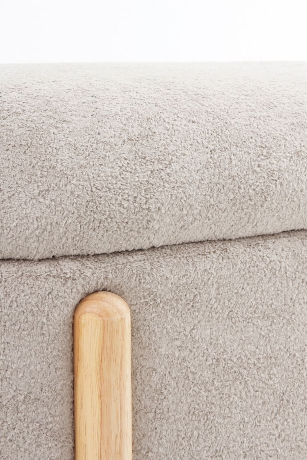 Tabouret tapissé en boucle grise avec structure et pieds en pin