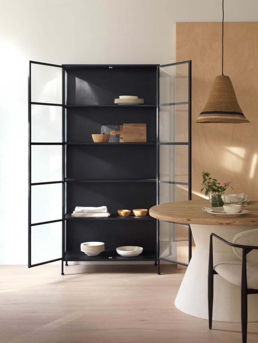 Vitrine haute avec portes et côtés en verre structure métallique noire