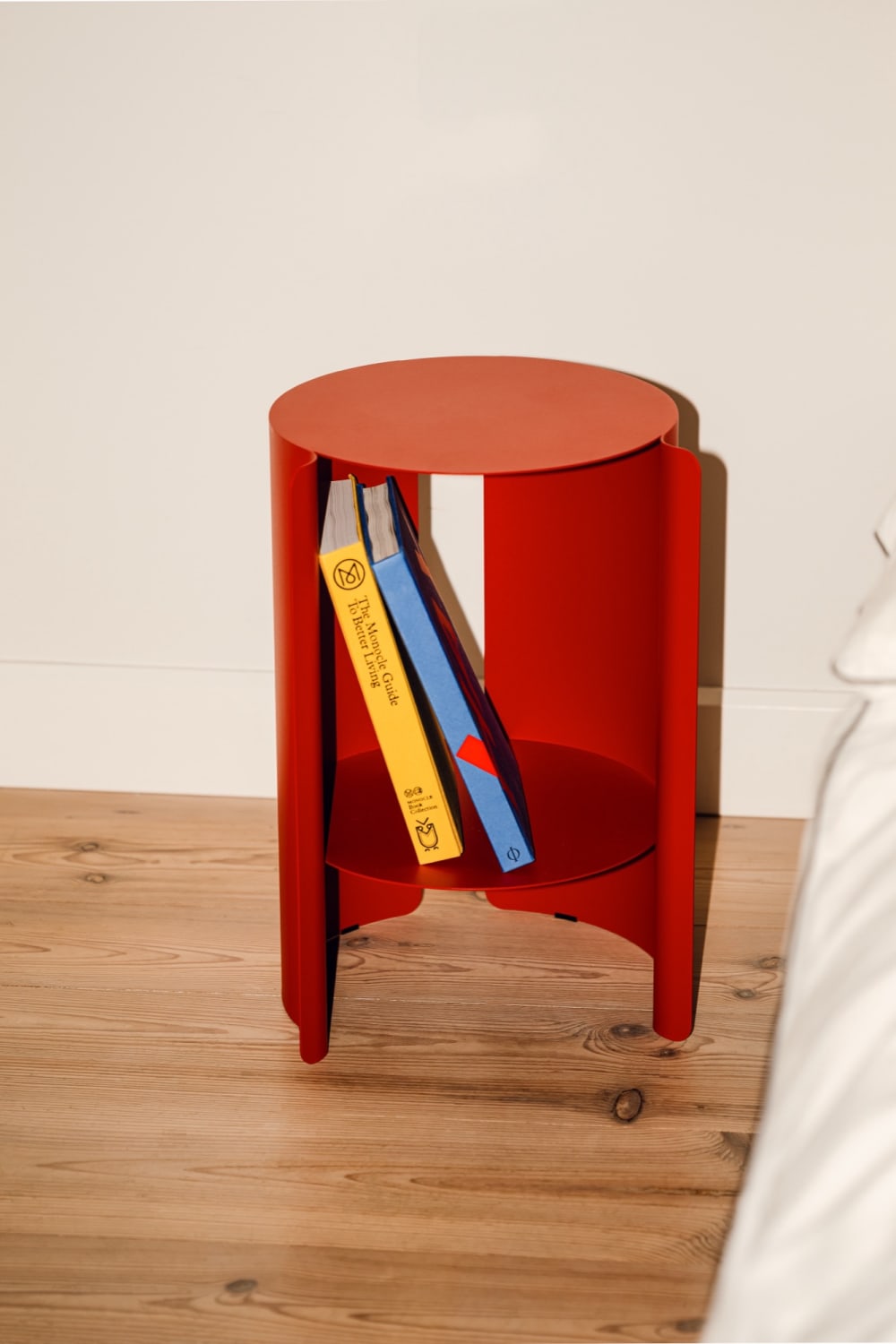 Table d'appoint avec étagère en acier peint par poudrage, rouge - Maisons du Monde