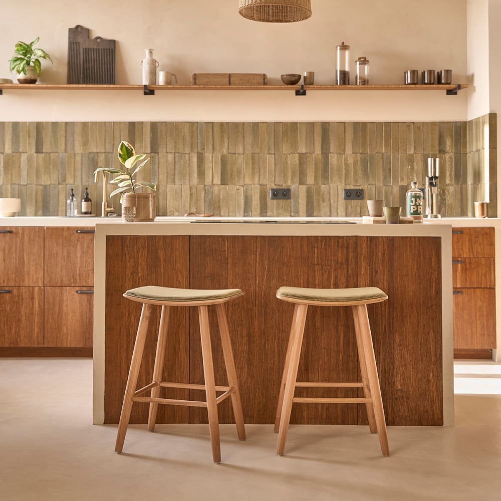 BERAH GETAH Set aus 2 Hockern aus massivem Teakholz und Bouclé-Sitz 65 cm style modern Grün
