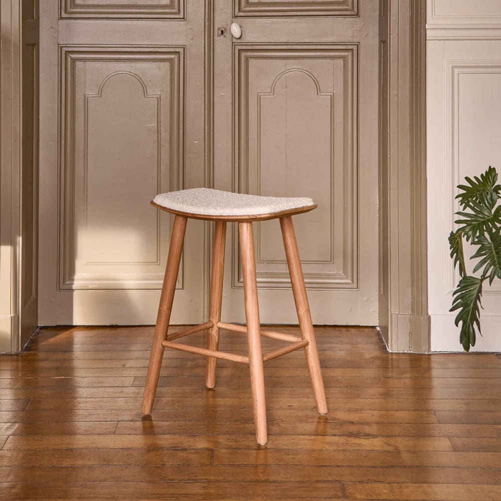 BERAH GETAH Hocker aus massivem Teakholz Bouclé-Sitz 65 cm style modern Beige