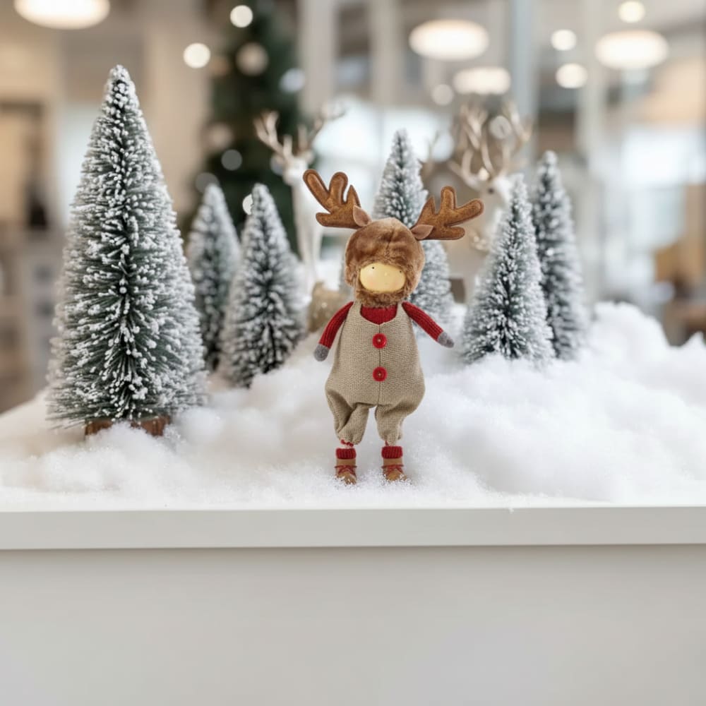 Weihnachtsfigur Junge aus Harz H34, Rot und Braun - Maisons Du
