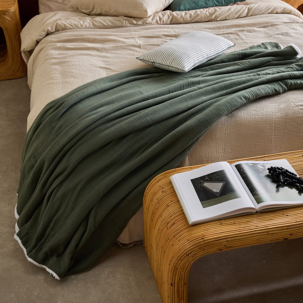 sweeek Plaid sherpa et gaze de coton 130 x 170 cm kaki style contemporain Vert Certifié Oeko-Tex