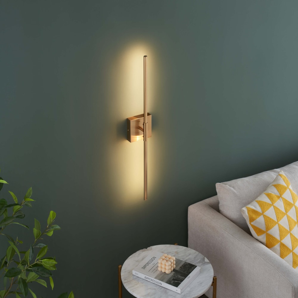 Lineare goldene LED Wandleuchte mit quadratischem Sockel -