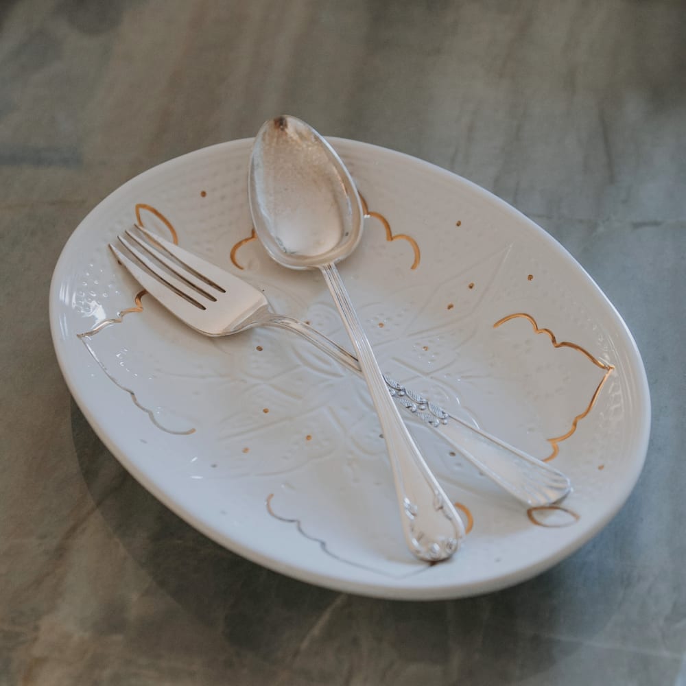 Grand plat de service ovale en céramique blanc doré - Maisons du Monde