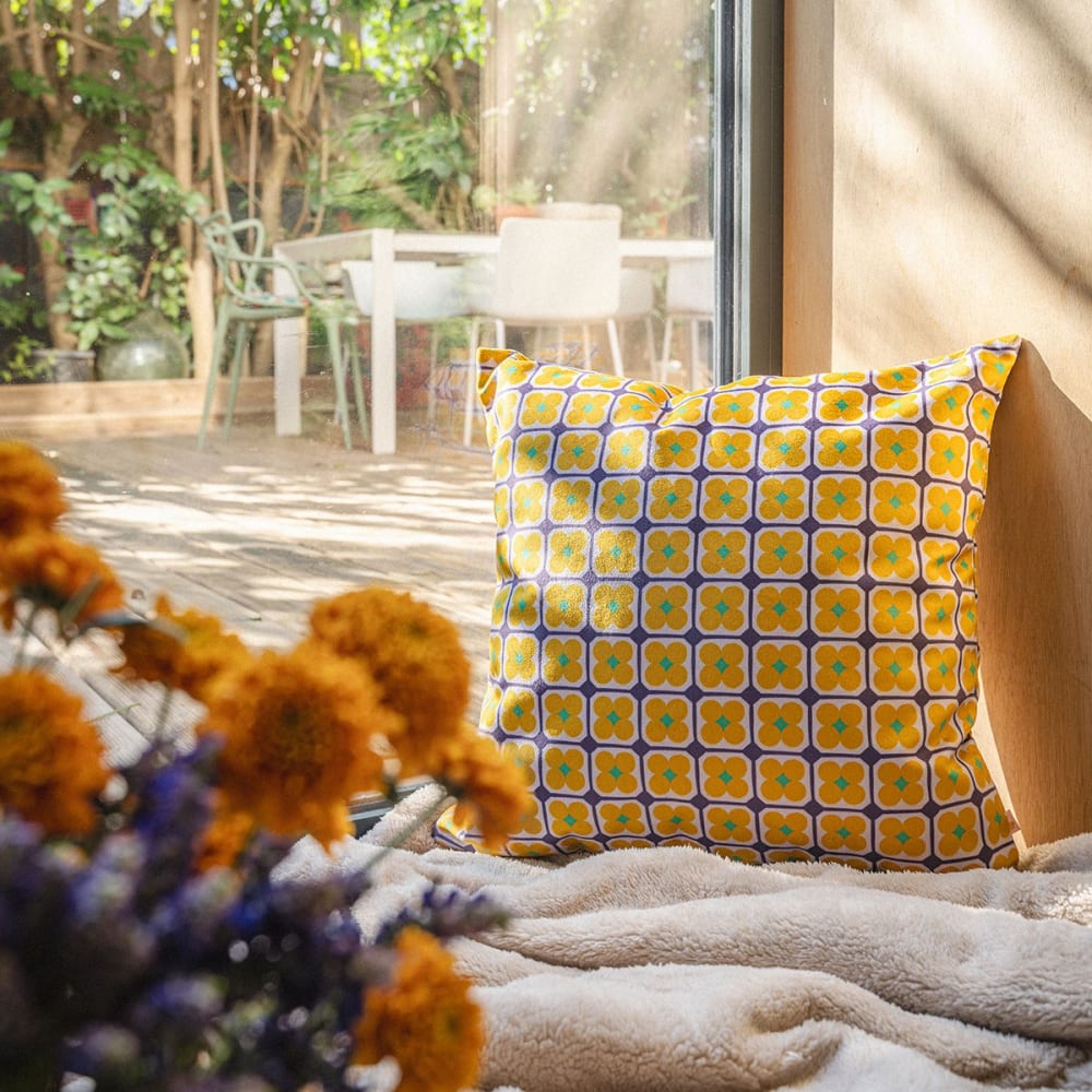 Housse de coussin velours, 45x45 cm, motif géométrique lila - Maisons du Monde