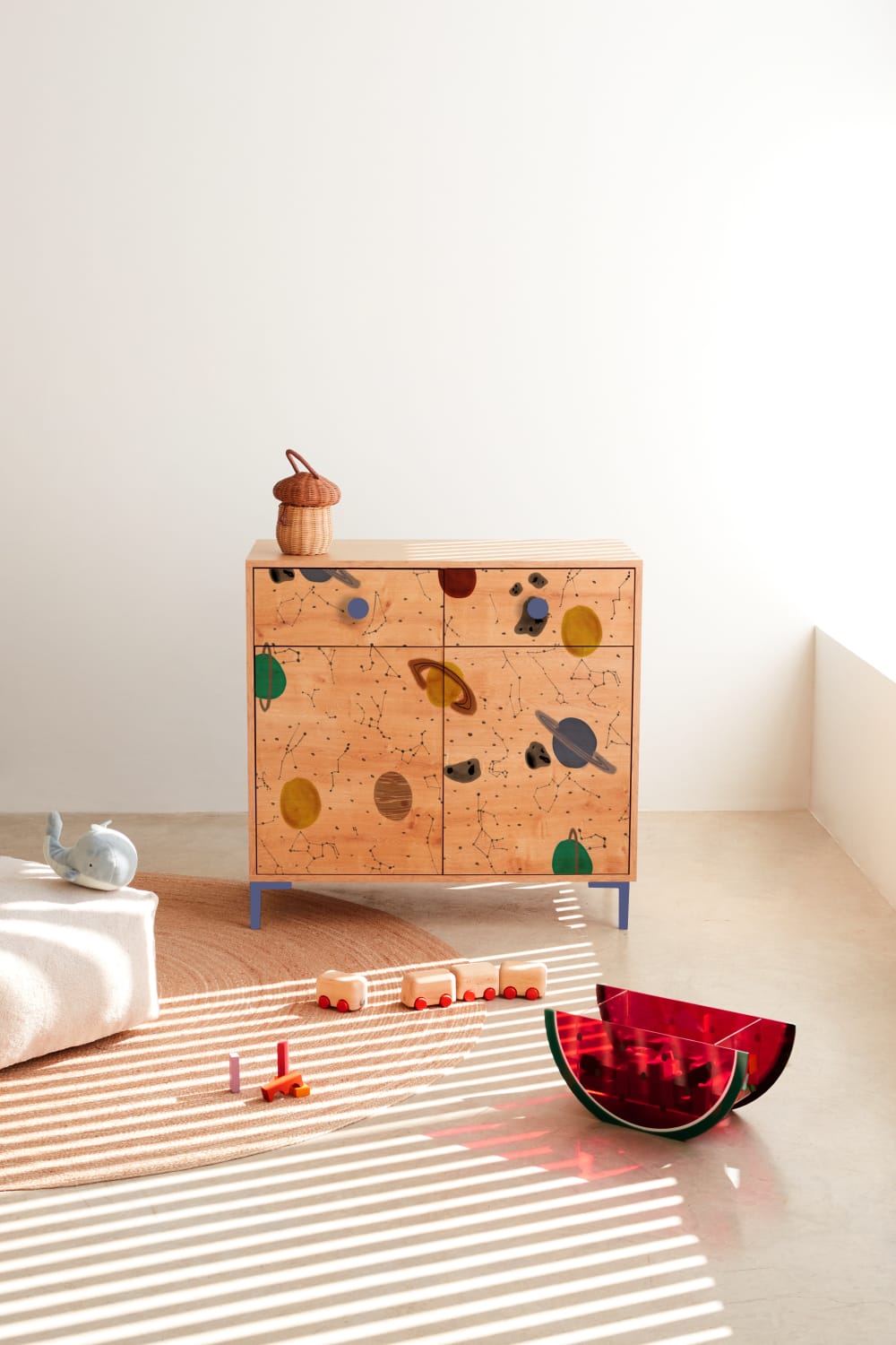 Commode 2 portes 2 tiroirs couleur chêne avec imprimé Espace (RNT by Really Nice Things) - Image 1