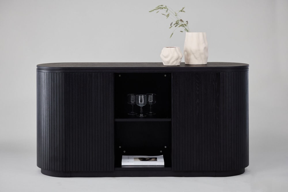 Armoire noire en bois