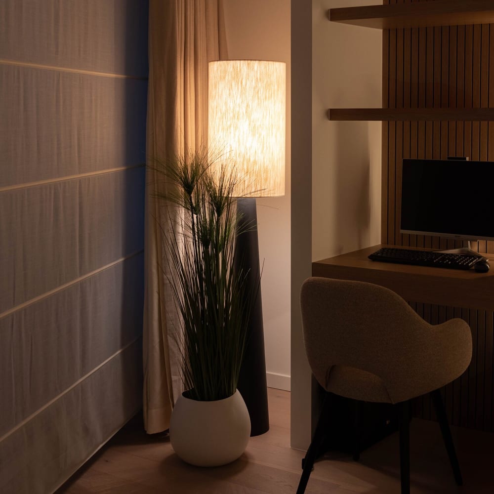 Lampadaire en métal avec abat-jour en lin noir et blanc — vue 4