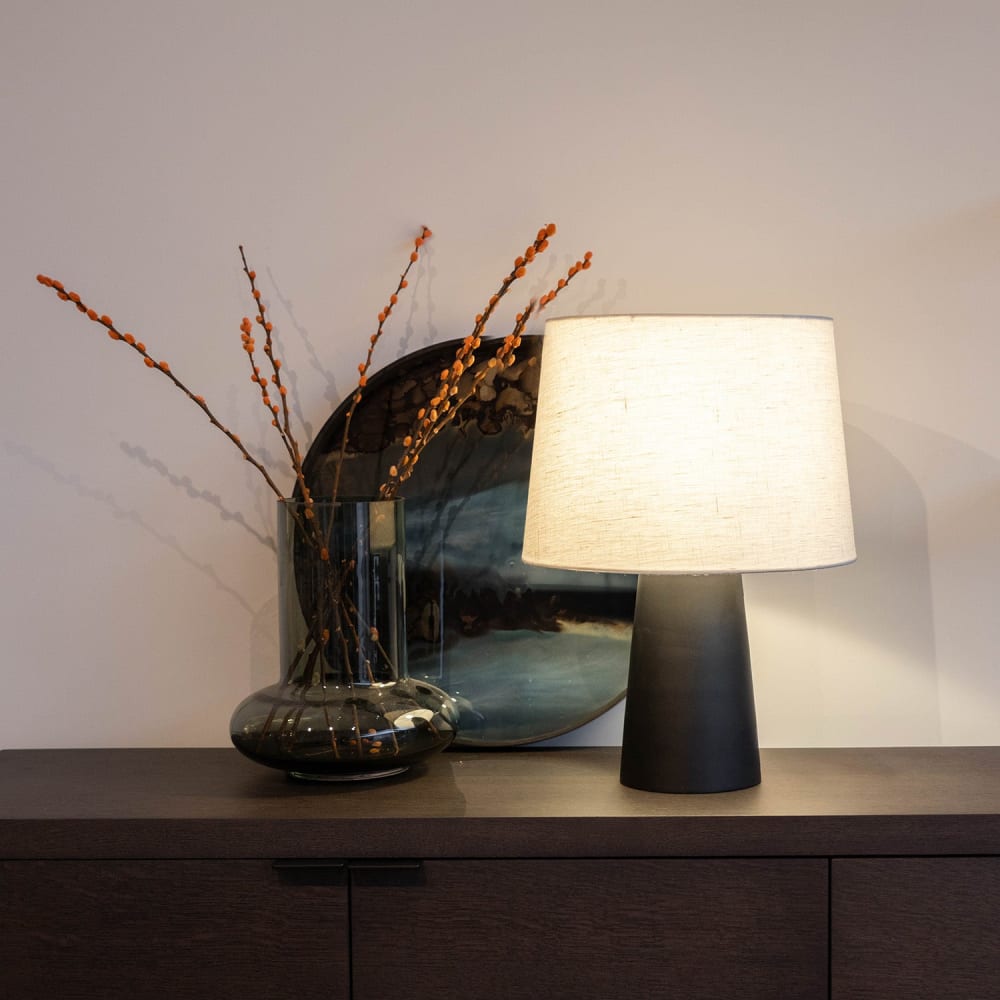 Lampe de table en métal et lin, noir et blanc