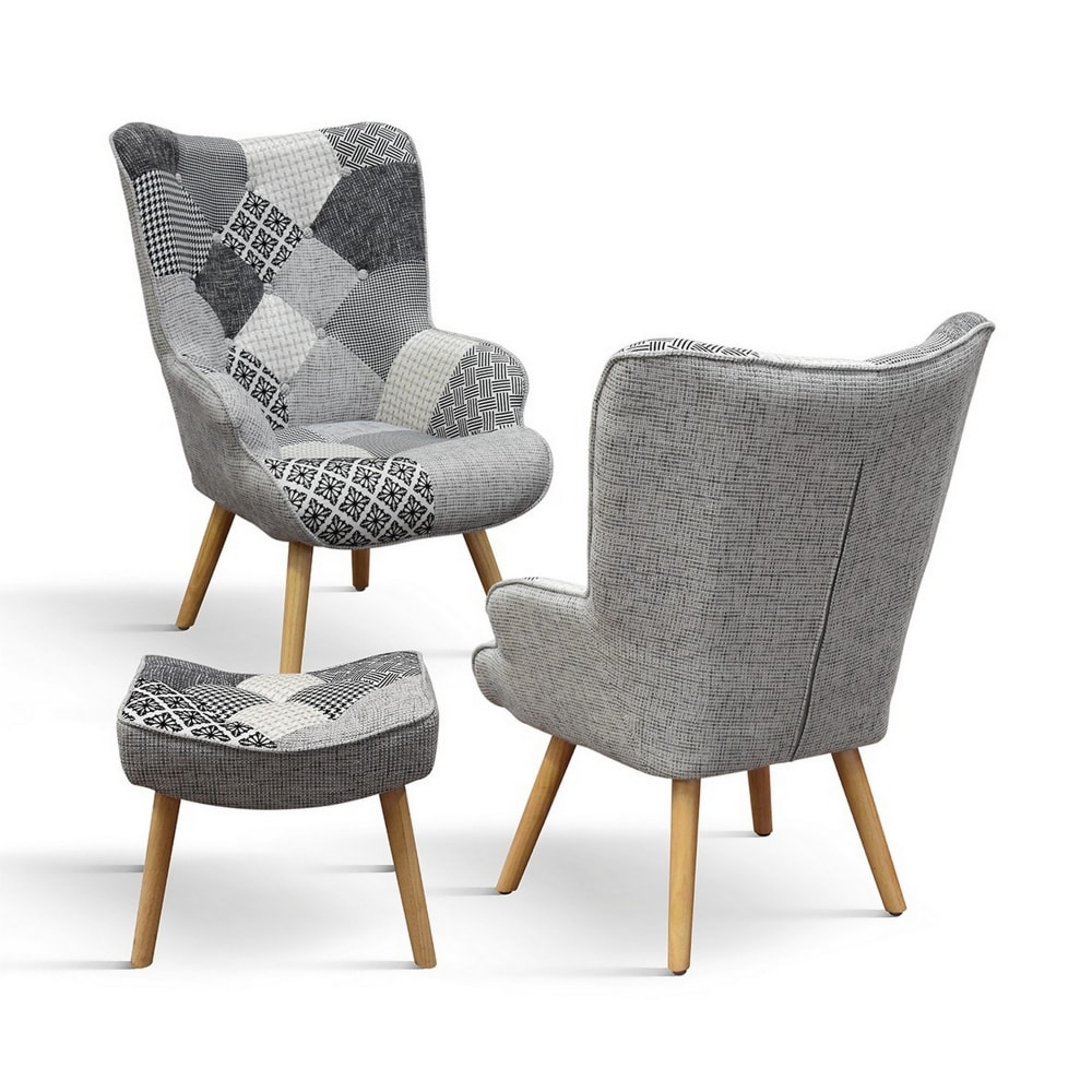 Fauteuil en tissu patchwork gris et pieds en bois, avec pouf