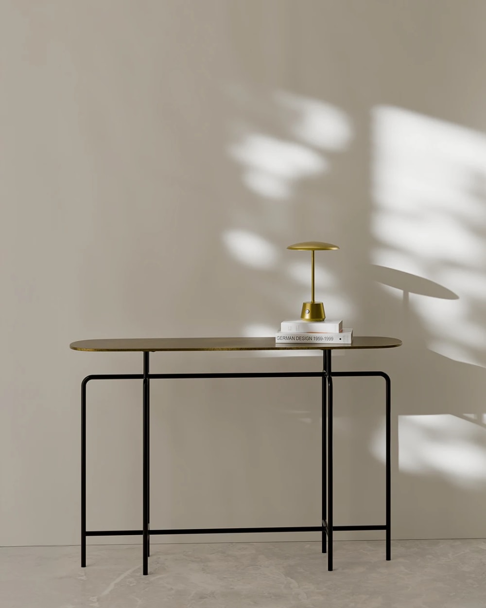 Console en métal doré et noir de style ethnique