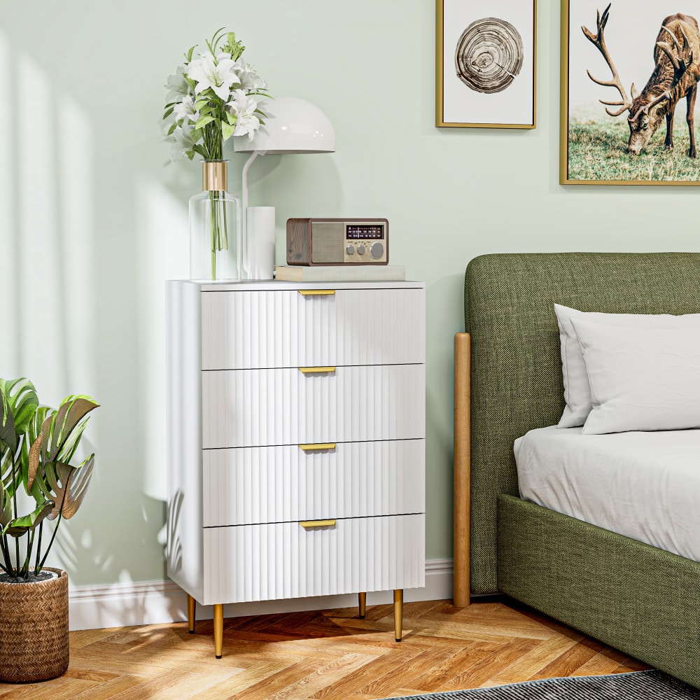 Commode 4 tiroirs design effet cannelé piètement métal doré blanc - Maisons du Monde
