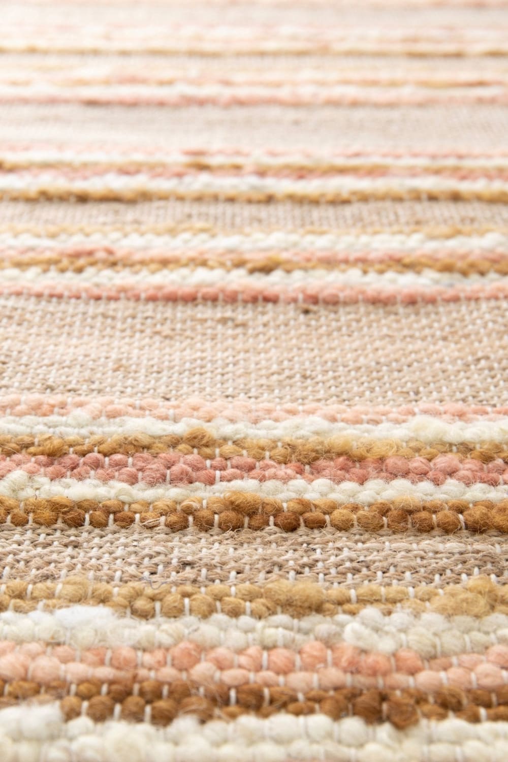 Tapis rayé fait main en matières naturelles rose 120 x 170 cm — vue 4