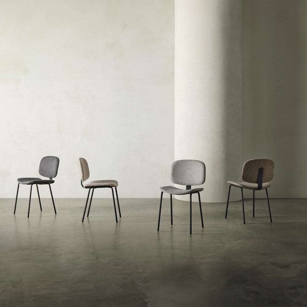 Gepolsterter Stuhl mit gebogener Sitzfläche und Rückenlehne taupe