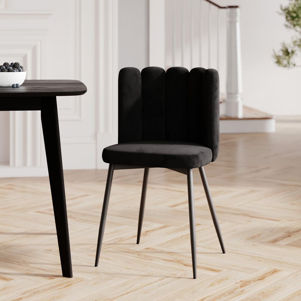 Chaise en velours noir et pieds en métal noir