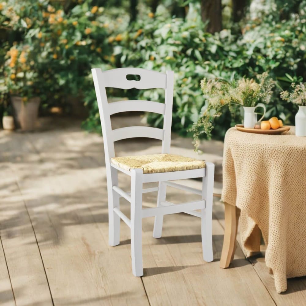 Lot  de 2 chaises laquées blanc et assises en paille