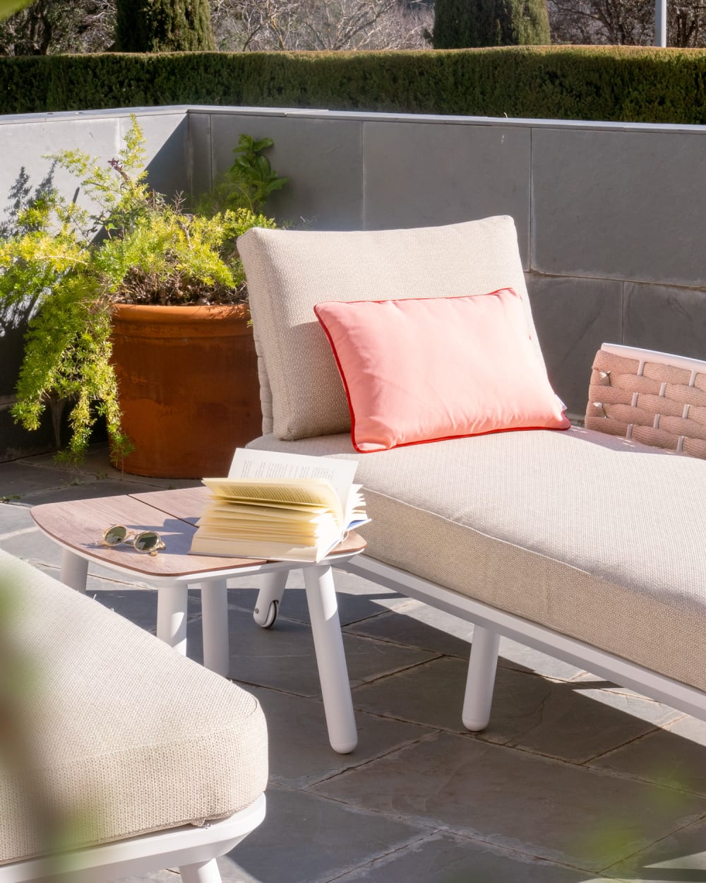 Chaise longue de jardin blanche et corde beige