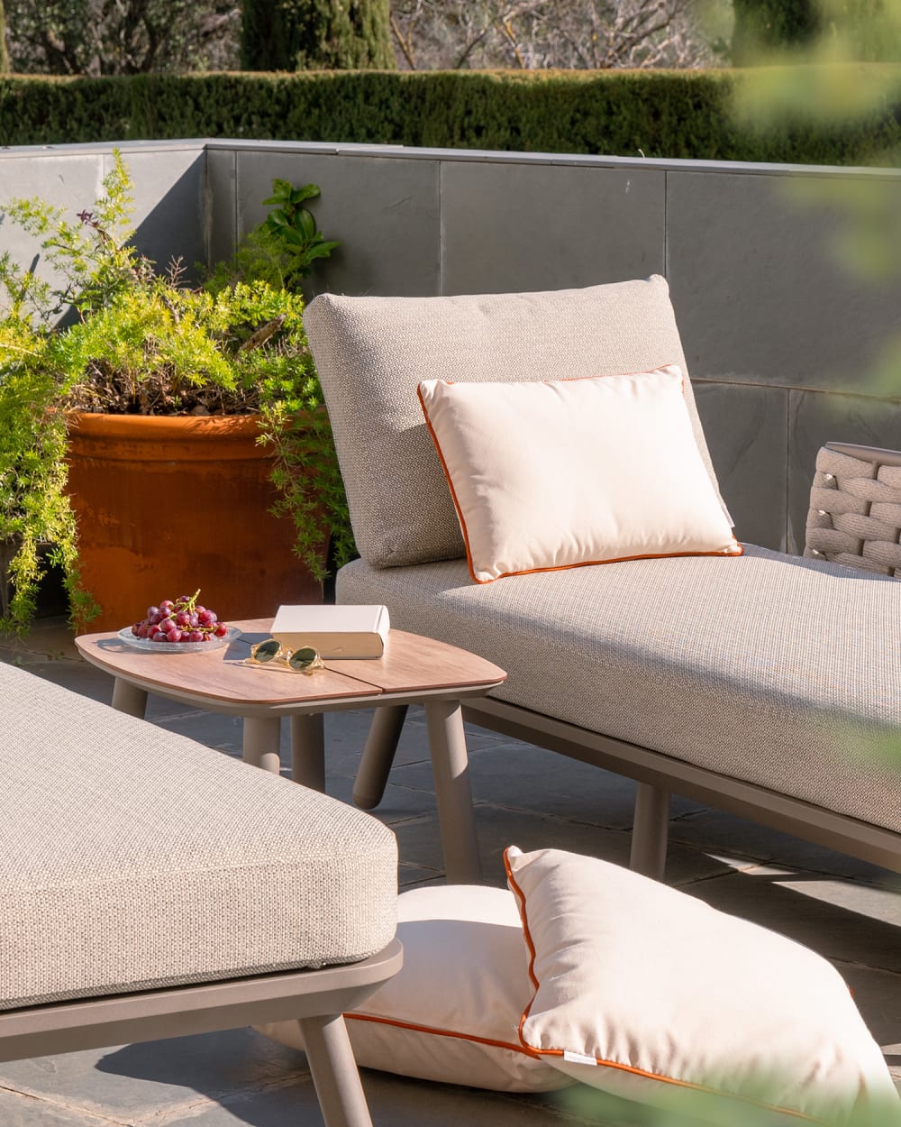 Table d'appoint de jardin imitation bois taupé et HPL 50x60 - Maisons du Monde
