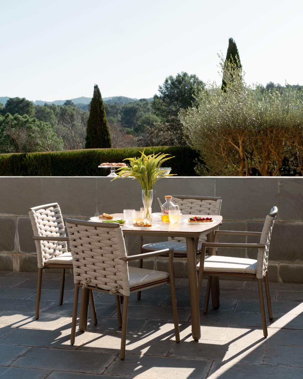 Table à manger de jardin taupé et HPL imitation bois 100x95 - Maisons du Monde