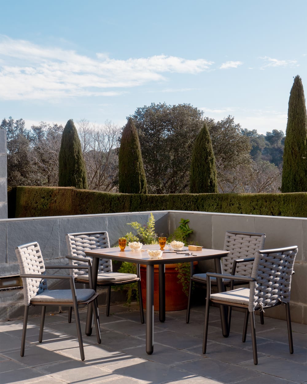 Table à manger de jardin anthracite et HPL imitation bois 100x95 - Maisons du Monde
