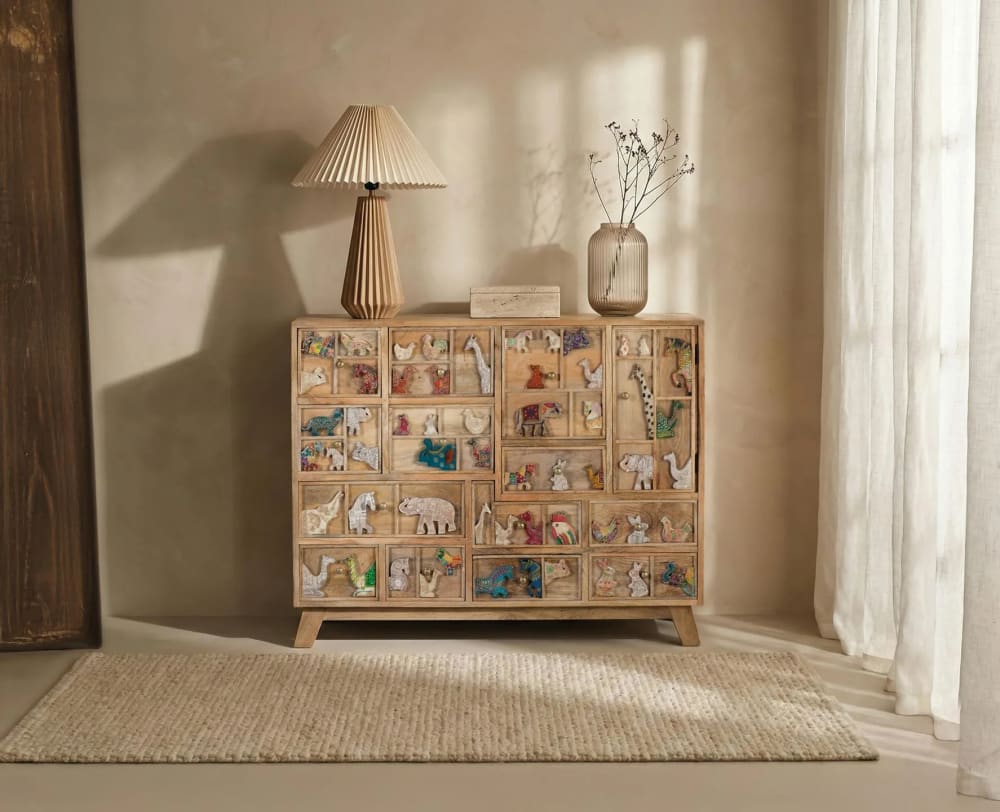 Kommode aus natürlichem Mangoholz mit originellen Details -