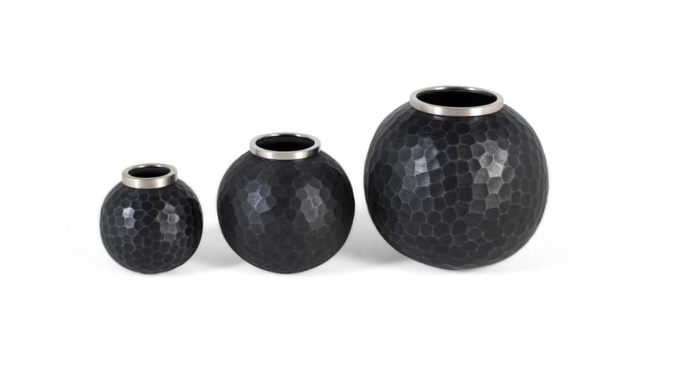 Ensemble de trois vases en métal gris foncé