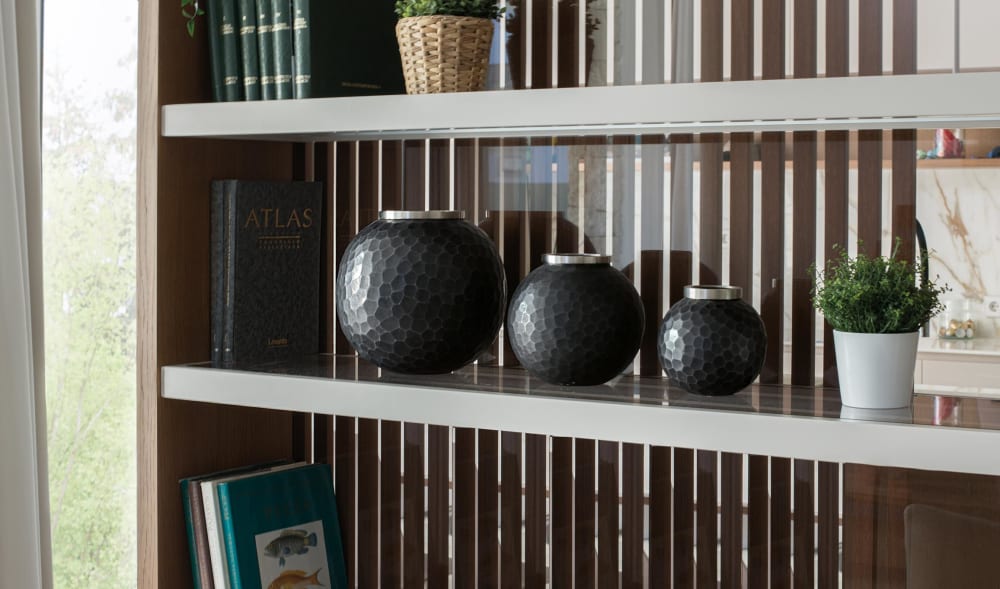 Ensemble de trois vases en métal gris foncé