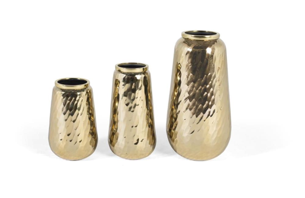 Ensemble de trois vases décoratifs en métal doré