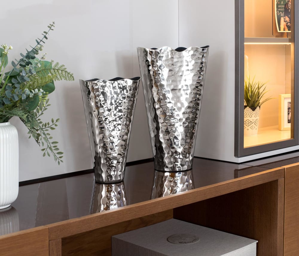 Ensemble de deux vases en aluminium avec une finition brillante