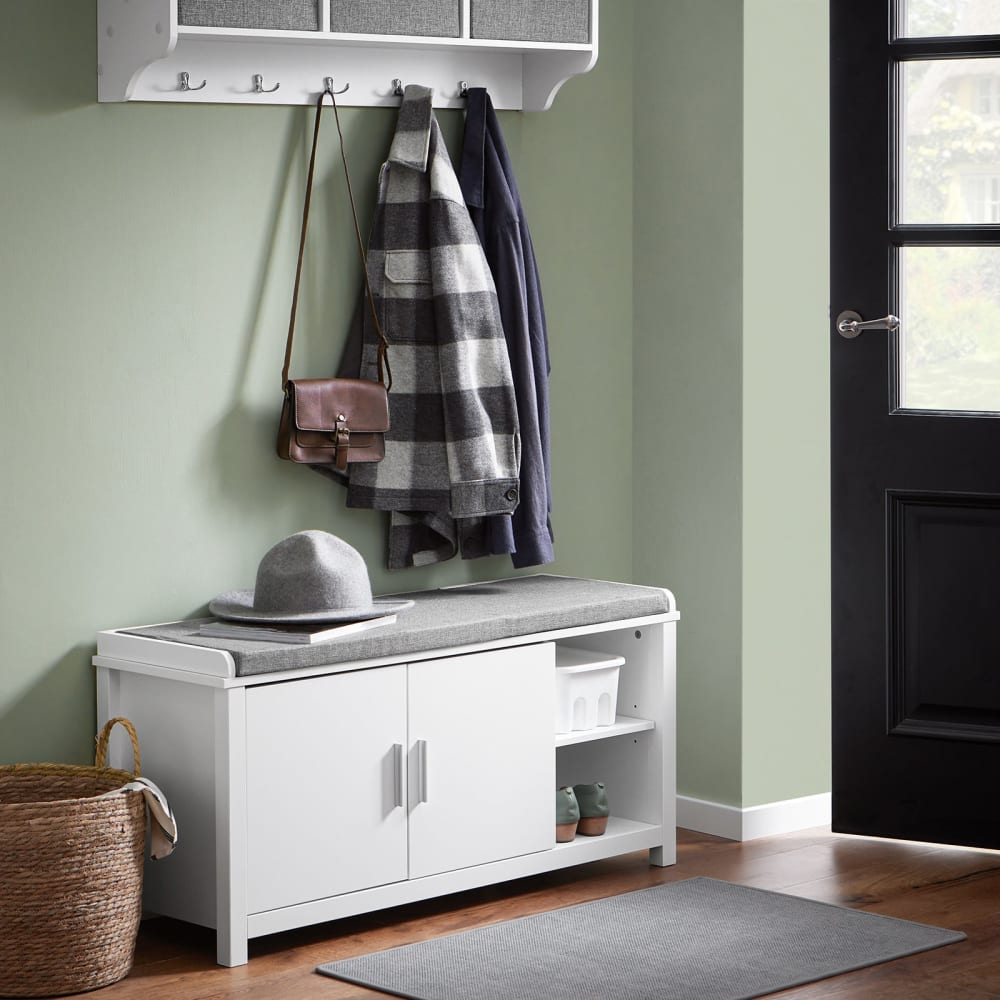 Banc à chaussures effet bois blanc avec coussin rembourré et 2 portes - Maisons du Monde