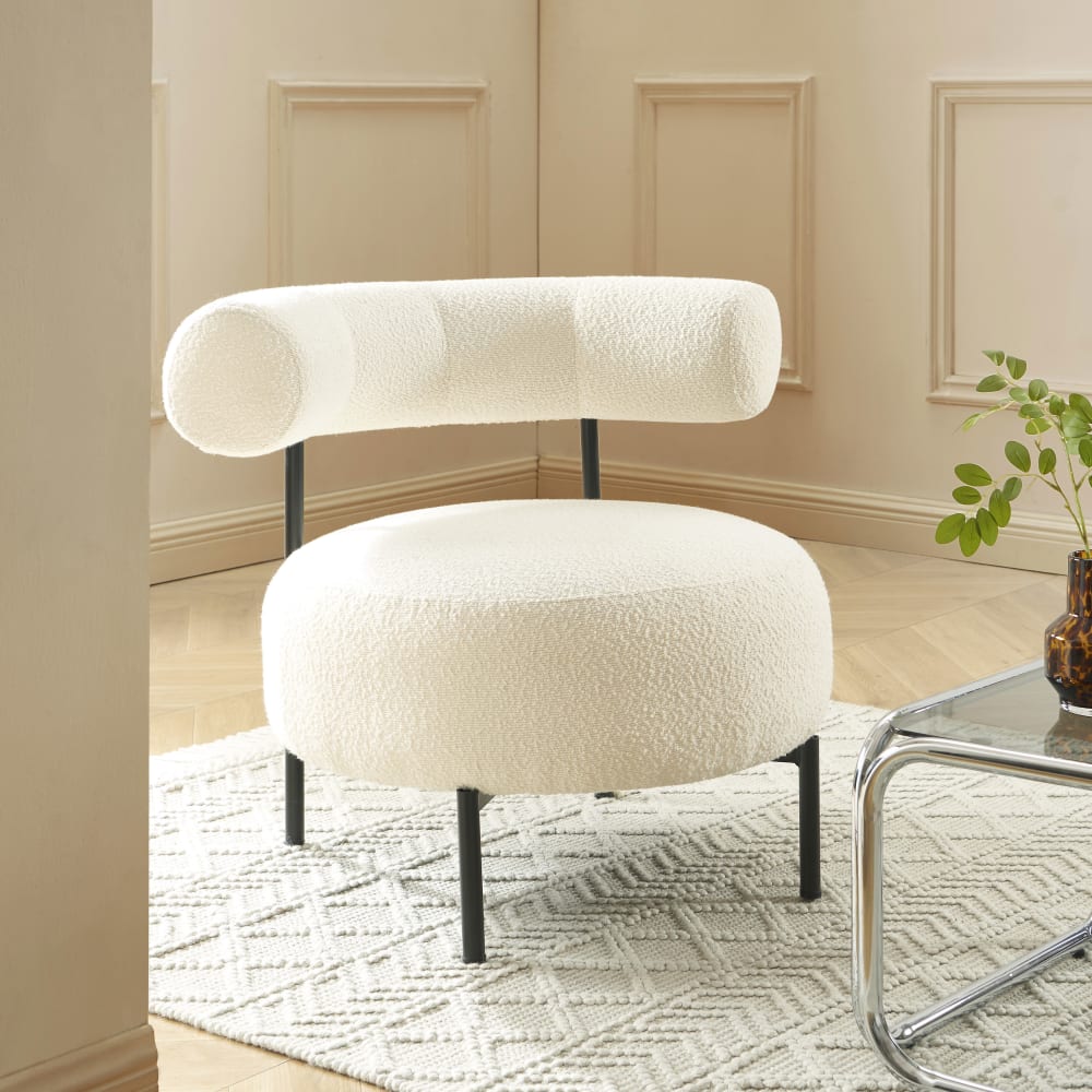 Fauteuil bouclette écrue et pieds métal noir