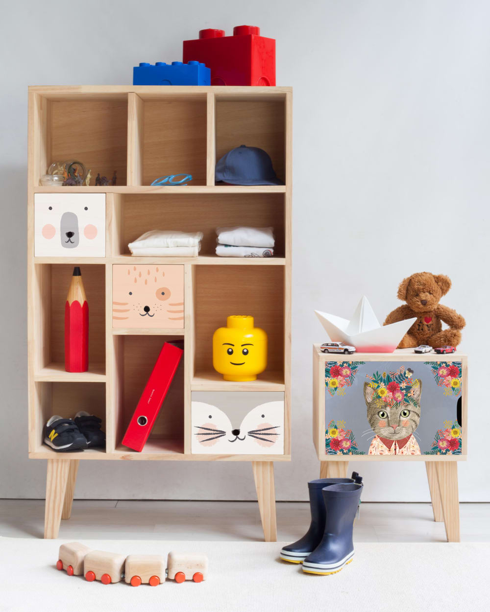 Nachttisch aus Kiefernholz für Kinder mit floralem Katzenmotiv -