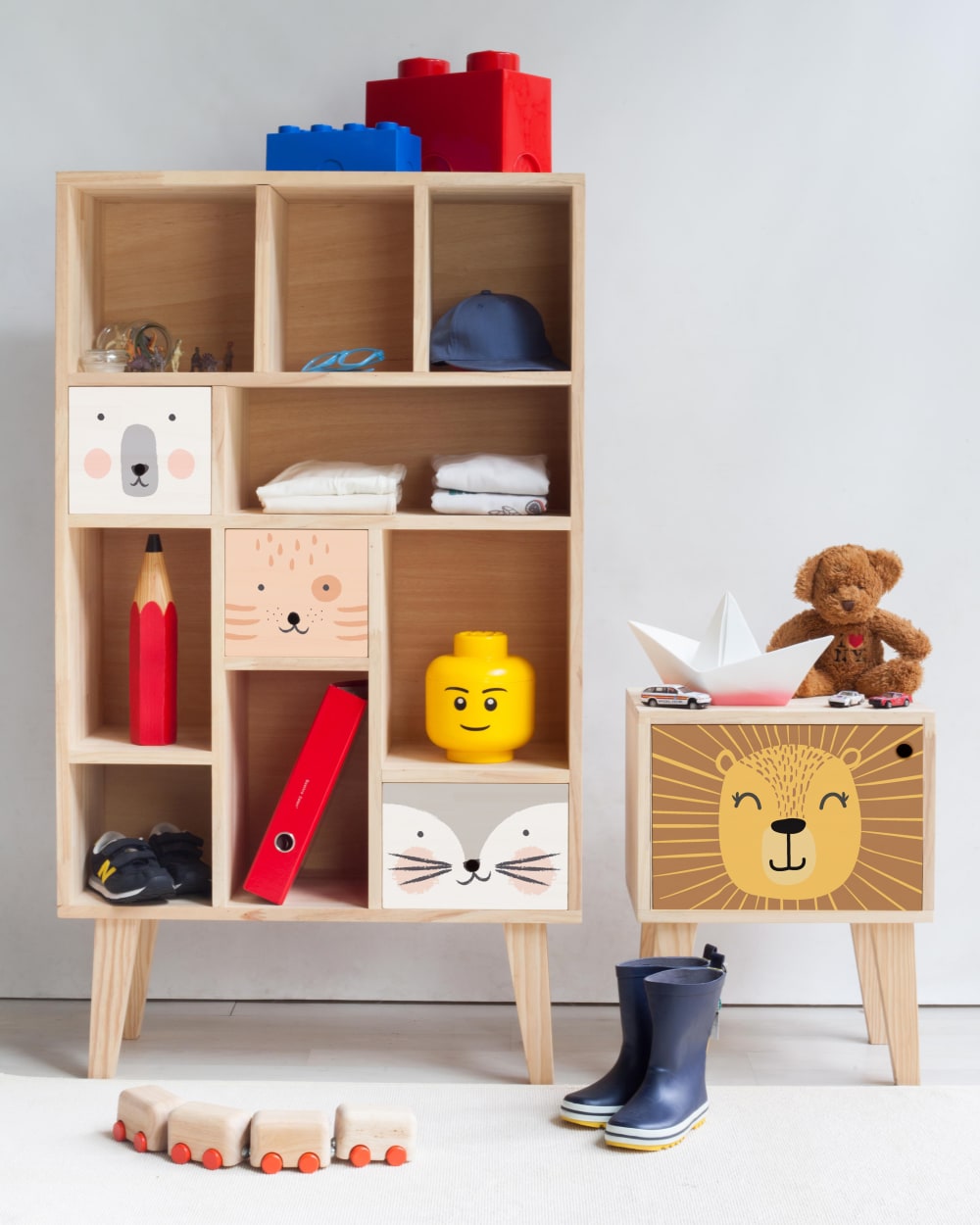 Table de chevet en pin pour enfant dessin lion