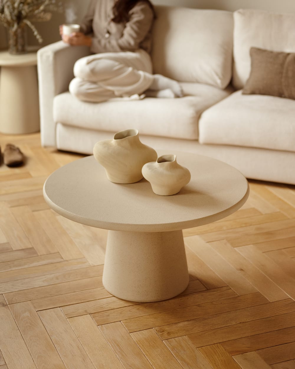 Table basse ronde en microciment beige 60x43cm - Maisons du Monde