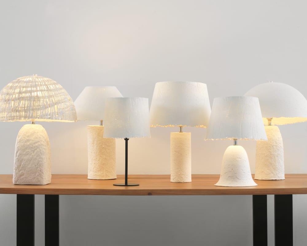 Lampe à poser 45x45x56 avec pied et abat-jour en papier mâché blanc - Maisons du Monde