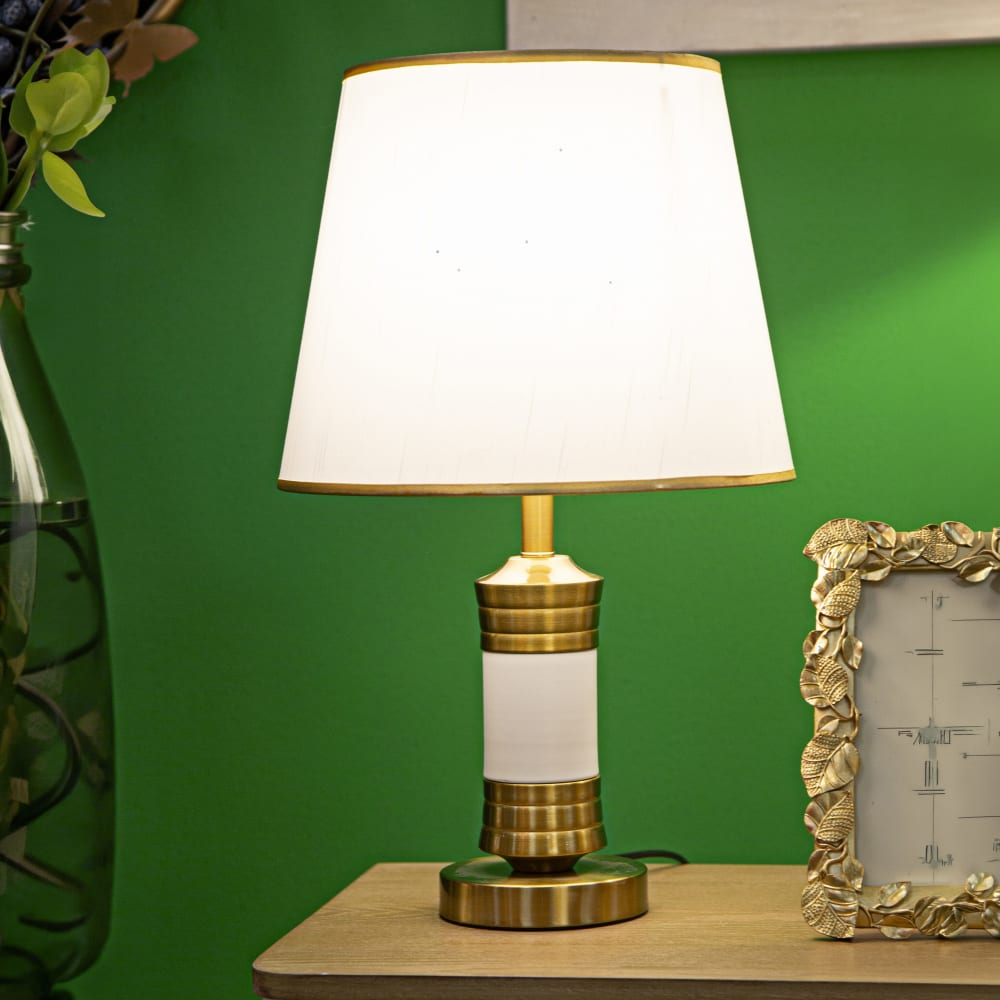 lampara de mesa de metal blanco y dorado cm o 31x52