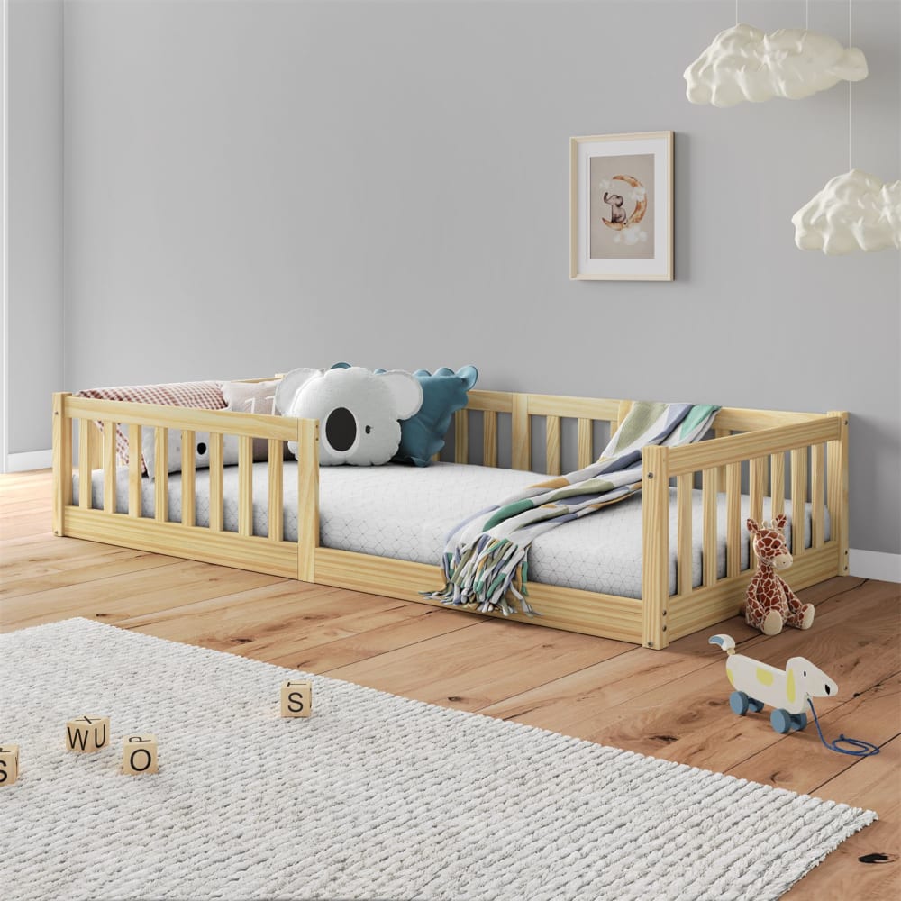 Bodenbett mit Rausfallschutz aus Massivholz 90x200 cm, natur -