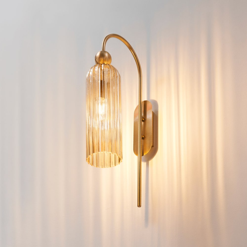 Große goldene Bogenwandleuchte mit geripptem Braunglas - Leonora