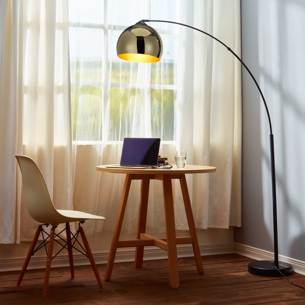 Gebogene Stehlampe aus Metall mit Glockenschirm, gold - Maisons