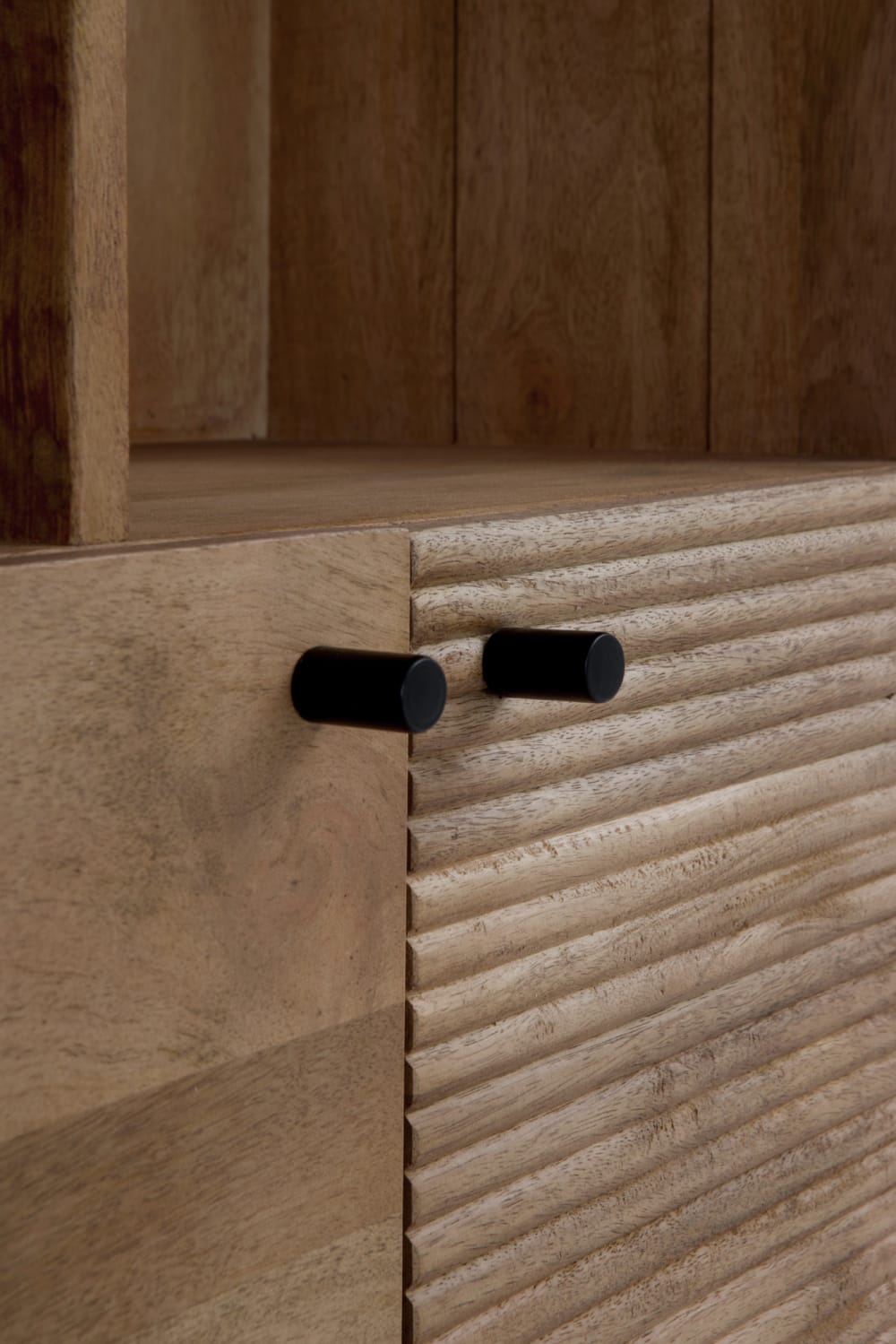 Bibliothèque en bois massif de manguier aux contours arrondis