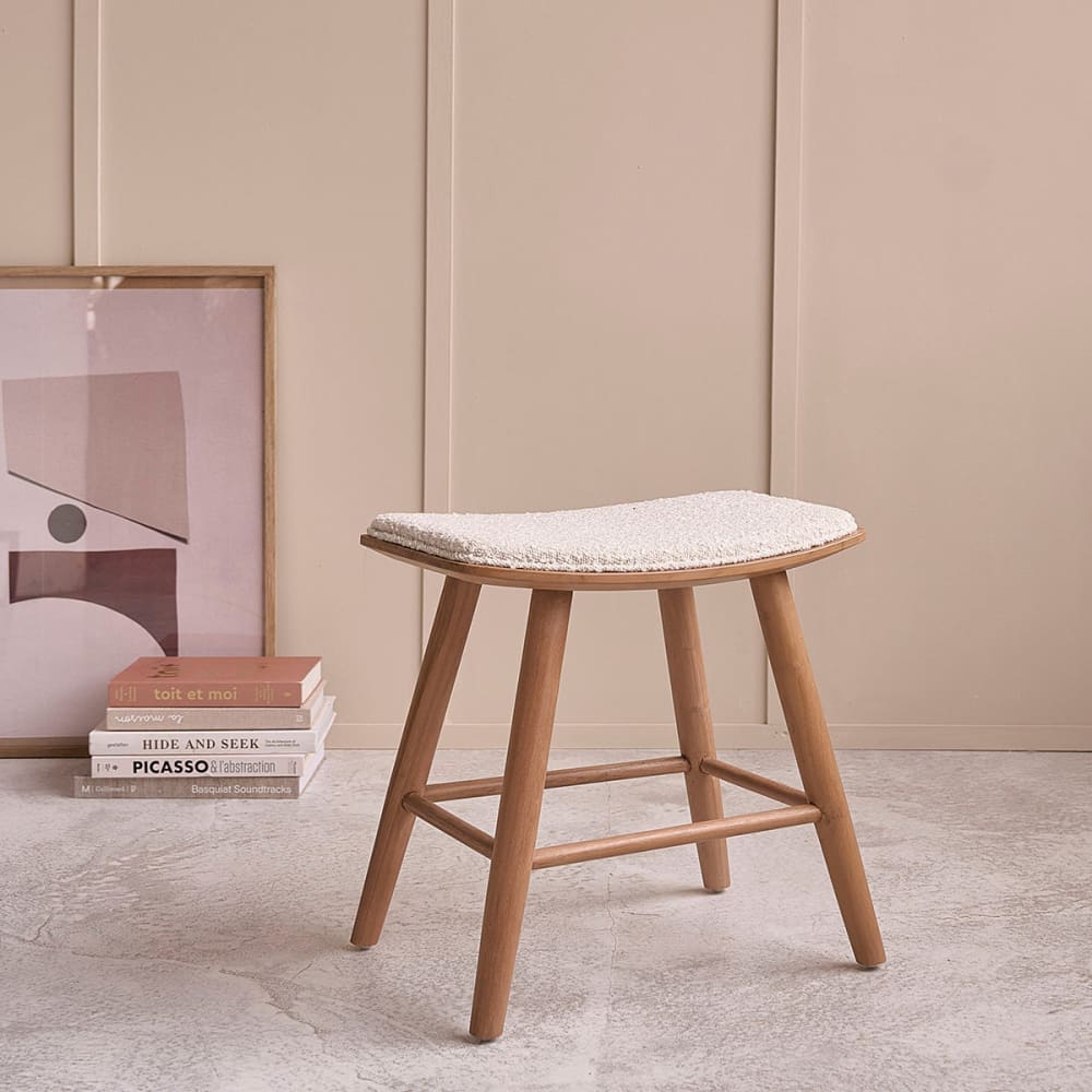 BERAH GETAH Hocker aus massivem Teakholz Sitzfläche aus Bouclé 45 cm style modern Beige