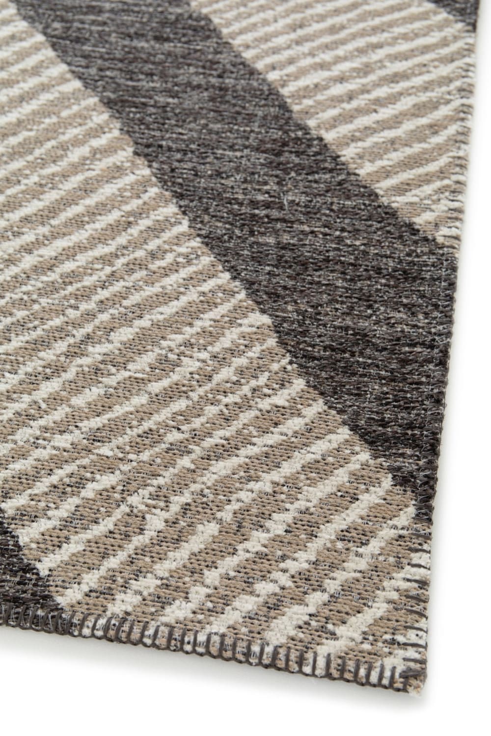 Tapis design en fibres recyclées 120 x 170 cm — vue 4