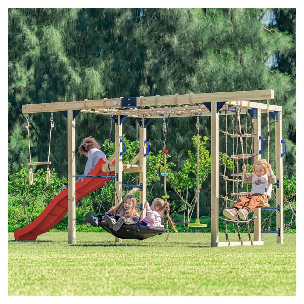 Aire de jeux en bois marron avec toboggan rouge