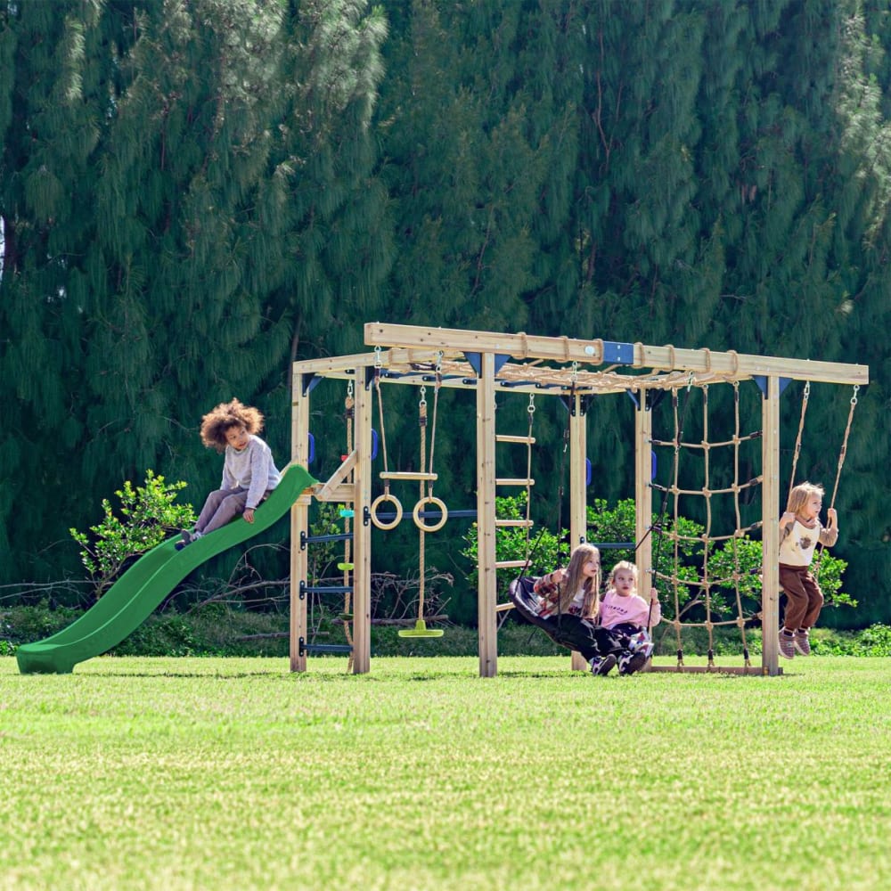 Aire de jeux en bois marron avec toboggan vert