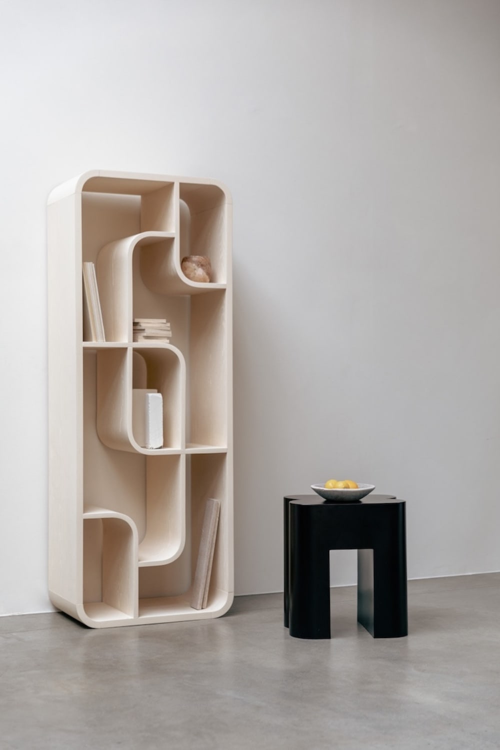 Bibliothèque en placage bois crème avec 7 niches