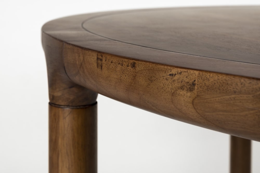 Stilvoller runder Esstisch aus Holz mit Walnuss-Finish - Maisons