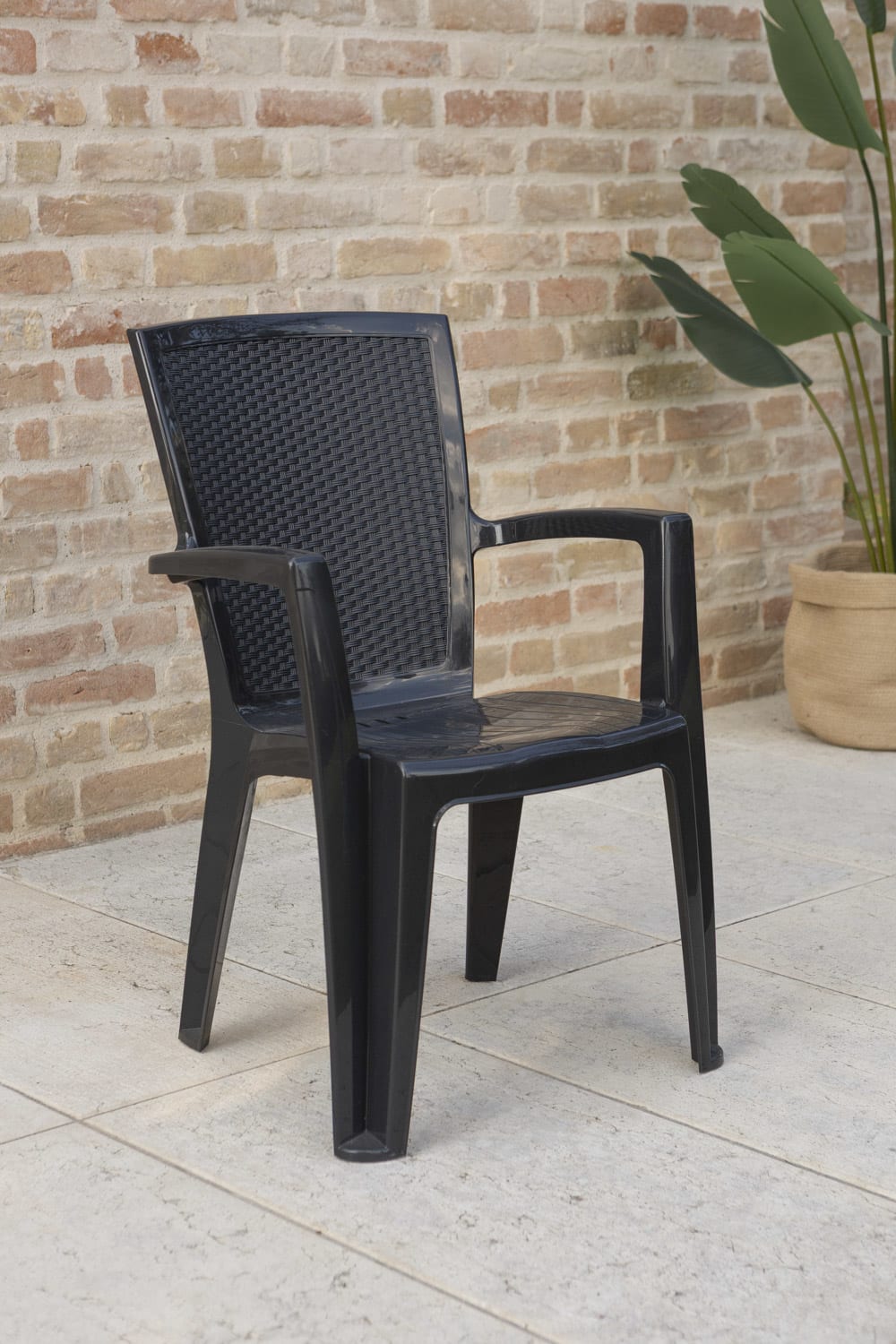 Lot de 4 chaises empilables avec accoudoirs en polypropylène noires