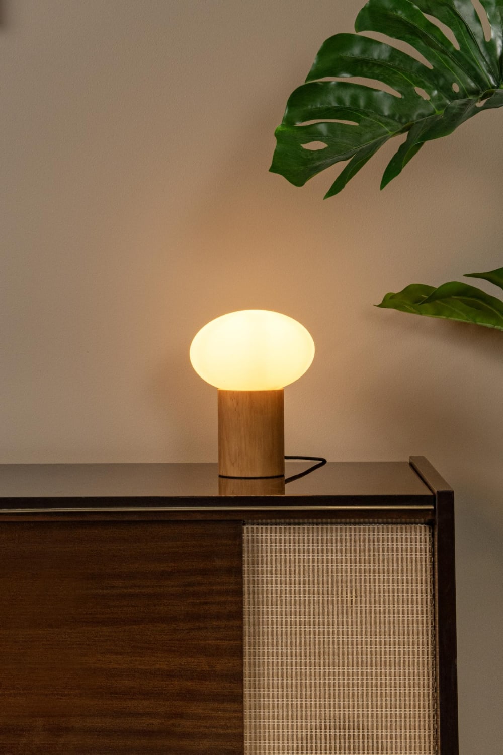 Lampe de table bois verre opalin 38 cm — vue 3