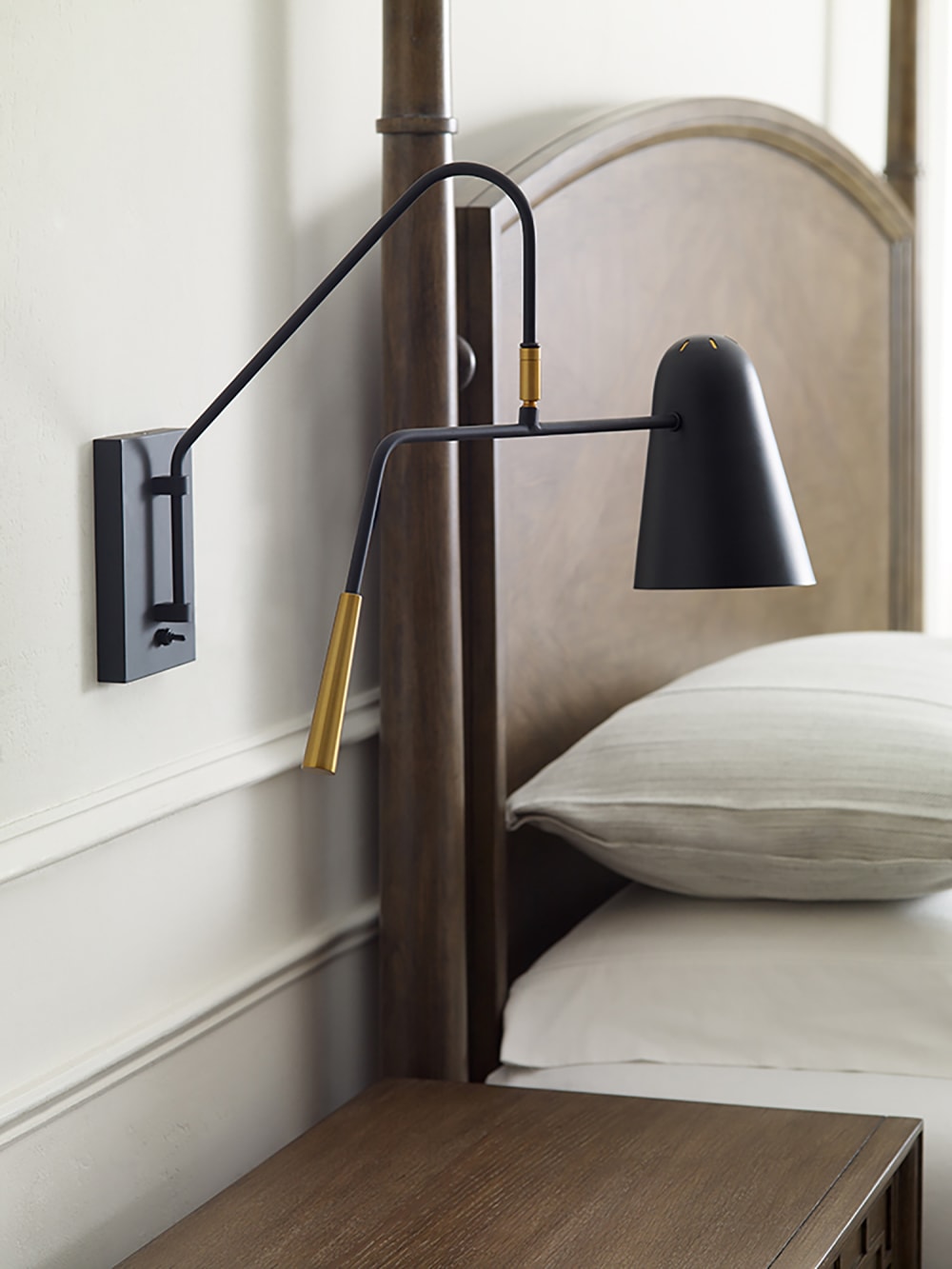 Applique murale orientable en métal noire et dorée